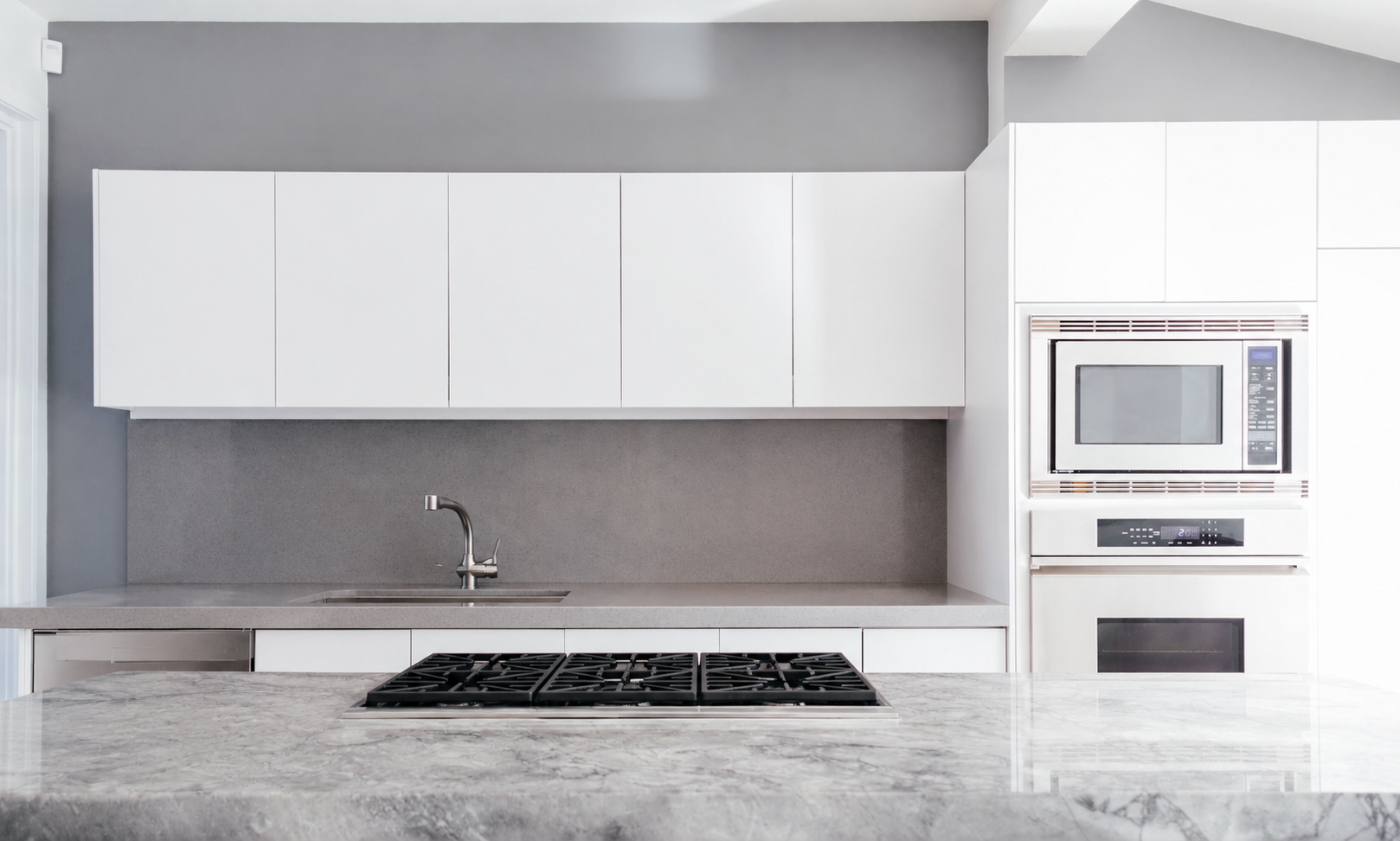 Hölgy Techsol KCD1 zsíroldóval egy modern konyhában